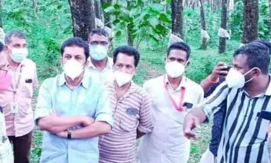 പാലപ്പിള്ളിയിൽ നാട്ടുകാർ വനം വകുപ്പ് ഉദ്യോഗസ്ഥരെ തടഞ്ഞുവെച്ചു പാലപ്പിള്ളിയിൽ നാട്ടുകാർ വനം വകുപ്പ് ഉദ്യോഗസ്ഥരെ തടഞ്ഞുവെച്ചു