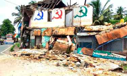 പാ​തി പൊ​ളി​ച്ച കെ​ട്ടി​ടം, ദുരന്തം അരികിൽ..