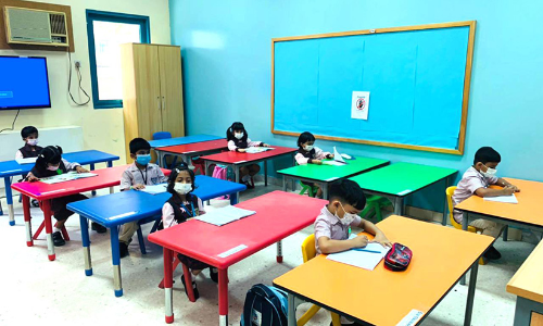 സ്​കൂൾ തുറന്നു; മാസ്​കണിഞ്ഞ്​ കുട്ടികളെത്തി