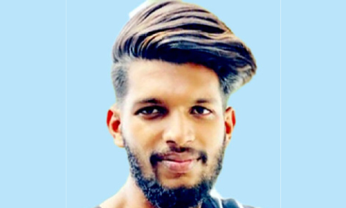 ഓ​ട്ടോ​കാ​ർ വി​ള​ക്കു​കാ​ലി​ല്‍ ഇ​ടി​ച്ചു​മ​റി​ഞ്ഞ്​ യു​വാ​വ് മ​രി​ച്ചു