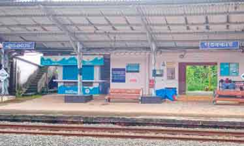 ആദർശുണ്ട്​​ പരിഗണനയില്ല; വി​ക​സ​നം കാ​ത്ത്​ എ​ട​ക്കാ​ട് റെ​യി​ൽ​വേ സ്​​റ്റേ​ഷ​ൻ