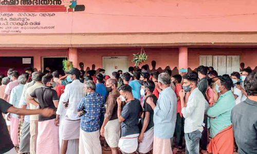 നിയന്ത്രണങ്ങൾ ലംഘിച്ച് വാക്സിനേഷൻ ക്യാമ്പ്; ഒരേസമയം എത്തിയത് നൂറുകണക്കിനാളുകൾ