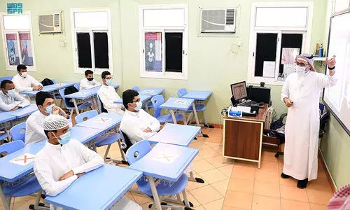 വി​ദ്യാ​ല​യ ക​വാ​ട​ങ്ങ​ൾ തു​റ​ന്നു; ആ​വേ​ശ​ത്തോ​ടെ വി​ദ്യാ​ർ​ഥ​ിക​ളെ​ത്തി