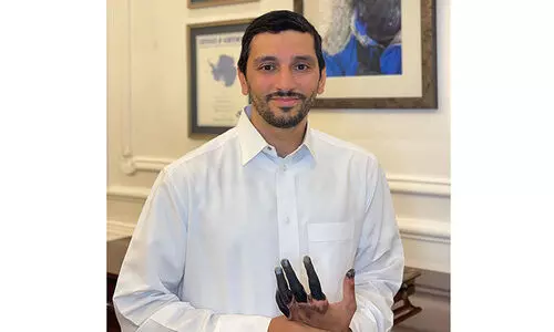 കൊടുമുടിയേറിയ കൈകളിൽ ഇപ്പോൾ വിരലുകളില്ല