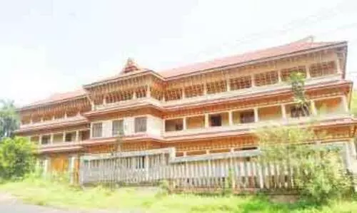 വി​വാ​ദ​ങ്ങ​ളൊ​ടു​ങ്ങാ​ത്ത ക​ലാ​മ​ണ്ഡ​ല​ത്തി​ലേ​ക്ക്  നാ​ളെ സാം​സ്കാ​രി​ക മ​ന്ത്രി​യെ​ത്തും