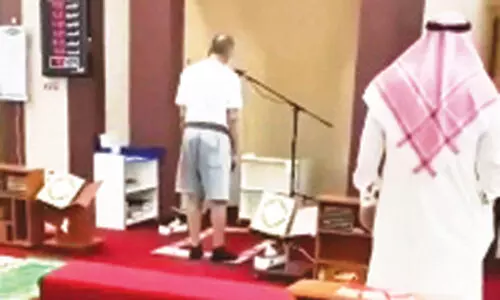 നി​ക്ക​റി​ട്ട്​ ബാ​ങ്ക്​ വി​ളി​ച്ച മു​അ​ദ്ദി​ന്​ സ​സ്​​പെ​ൻ​ഷ​ൻ