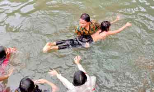 സ്നേഹപ്രഭ നീന്തൽ പഠിപ്പിക്കുകയാണ്