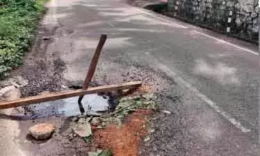 അ​ത്യ​ന്താ​ധു​നി​ക നി​ല​വാ​ര​ത്തി​ൽ ചെ​യ്ത റോ​ഡ് ത​ക​ർ​ന്നു; അ​പ​ക​ടം നി​ത്യ​സം​ഭ​വം, അ​ധി​കൃ​ത​ർ​ക്ക് മൗ​നം