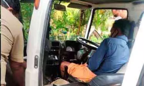 അ​പ​ക​ട​ത്തി​ൽ വാ​നി​ല്‍ കു​ടു​ങ്ങി​യ ഡ്രൈ​വ​റെ അ​ഗ്​​നി ര​ക്ഷാ​സേ​ന ര​ക്ഷിച്ചു