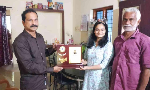 റാങ്കുകാരിയായ പ്രിയ ശിഷ്യക്ക് അനുമോദനവുമായി ഗുരുനാഥൻ എത്തി