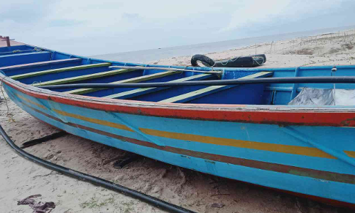 തിരയിൽപ്പെട്ട് വള്ളം മറിഞ്ഞ്​ നിരവധി പേർക്ക് പരിക്ക്