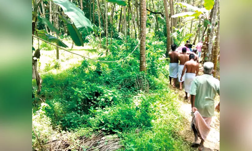 ചളി നിറഞ്ഞ വഴിയിലൂടെ മൃതദേഹവുമായി പോകുന്ന എരിഞ്ഞിപ്പുഴതറ വാസികൾ ചളി നിറഞ്ഞ വഴിയിലൂടെ മൃതദേഹവുമായി പോകുന്ന എരിഞ്ഞിപ്പുഴതറ വാസികൾ