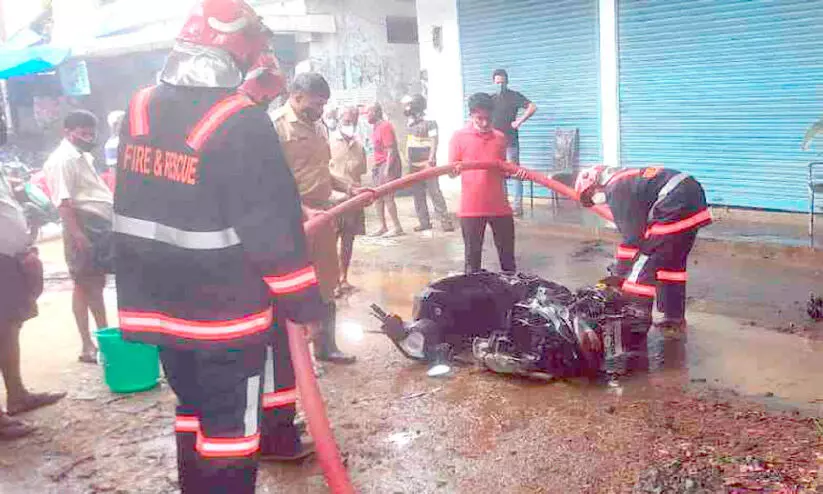 ചാർജിങ്ങിനിടെ ഇലക്ട്രിക് സ്കൂട്ടറിന് തീപിടിച്ചു ചാർജിങ്ങിനിടെ ഇലക്ട്രിക് സ്കൂട്ടറിന് തീപിടിച്ചു