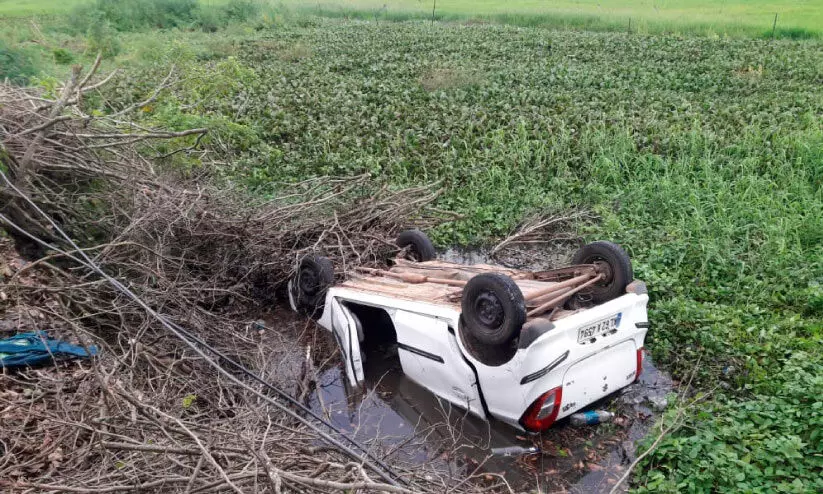 എ.സി കനാലിലേക്ക് കാർ മറിഞ്ഞു എ.സി കനാലിലേക്ക് കാർ മറിഞ്ഞു
