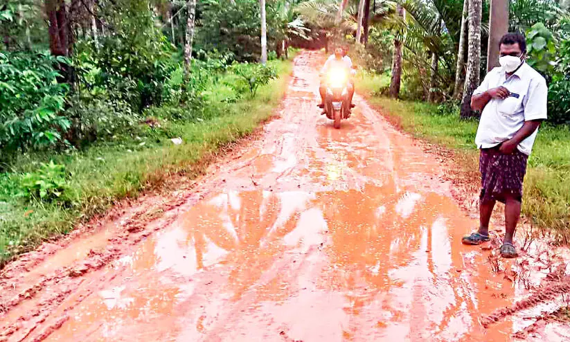 നടക്കാൻ ഒരു വഴിയുമില്ലാതെ ഒരുപറ്റം ഗ്രാമീണർ നടക്കാൻ ഒരു വഴിയുമില്ലാതെ ഒരുപറ്റം ഗ്രാമീണർ