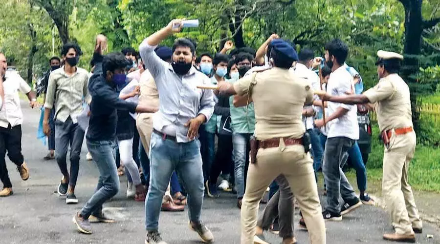 ദേശീയ വിദ്യാഭ്യാസ നയ ശിൽപശാല വേദിയിലേക്ക് മാർച്ച്