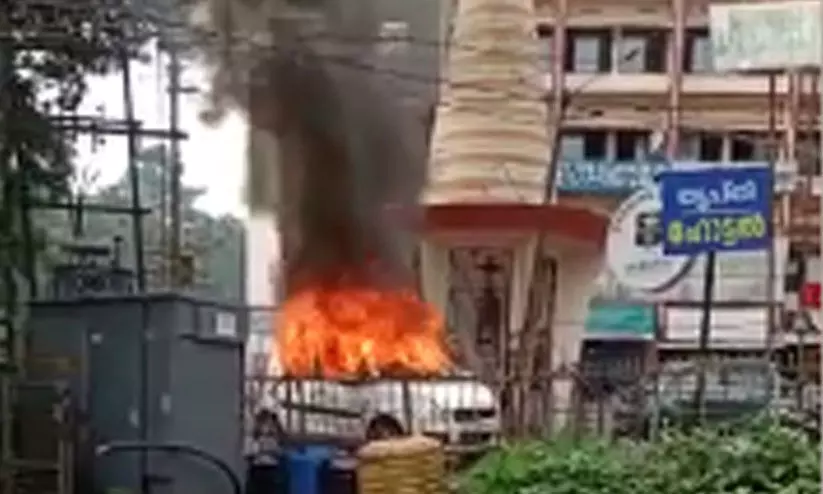 കോഴിക്കോട്ട് കാർ കത്തി നശിച്ചു; യാത്രക്കാരൻ ഇറങ്ങിയോടി രക്ഷപ്പെട്ടു കോഴിക്കോട്ട് കാർ കത്തി നശിച്ചു; യാത്രക്കാരൻ ഇറങ്ങിയോടി രക്ഷപ്പെട്ടു