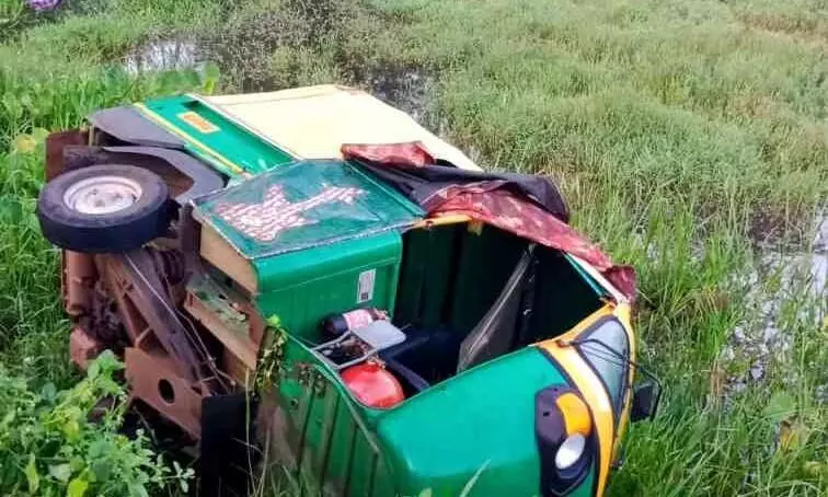 ഓട്ടോറിക്ഷ പാടത്തേക്ക് മറിഞ്ഞു