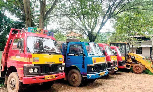 ക്വാറികളിൽ പരിശോധന; 11 ടിപ്പറുകളും രണ്ട് മണ്ണുമാന്തി  യന്ത്രവും പിടിച്ചെടുത്തു