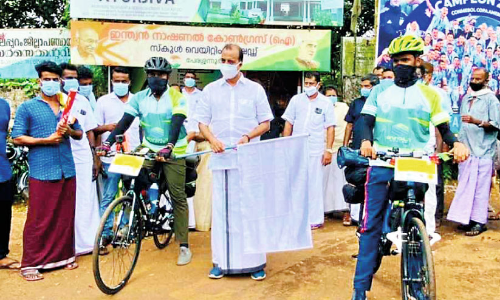 സ​ഹോ​ദ​ര​ങ്ങ​ൾ സൈ​ക്കി​ളി​ൽ നേ​പ്പാ​ളി​ലേ​ക്ക്