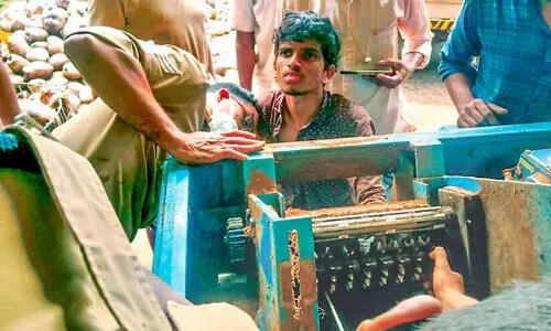 തേ​ങ്ങ പൊ​തി​ക്കു​ന്ന യ​ന്ത്ര​ത്തി​ൽ കൈ ​കു​ടു​ങ്ങി​യ യു​വാ​വി​നെ ഫ​യ​ർ​ഫോ​ഴ്സ് ര​ക്ഷ​പ്പെ​ടു​ത്തി