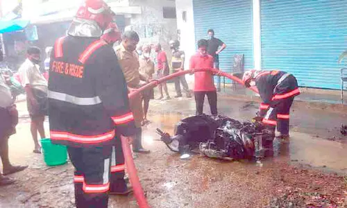 ചാർജിങ്ങിനിടെ ഇലക്ട്രിക് സ്കൂട്ടറിന് തീപിടിച്ചു ചാർജിങ്ങിനിടെ ഇലക്ട്രിക് സ്കൂട്ടറിന് തീപിടിച്ചു