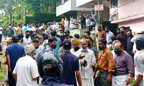 ജ്വല്ലറി തട്ടിപ്പ്​​​: നിക്ഷേപകർ ഉടമകളുടെ നാട്ടിൽ ​ സംഘടിച്ചെത്തി; സംഘർഷം