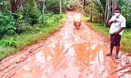 നടക്കാൻ ഒരു വഴിയുമില്ലാതെ ഒരുപറ്റം ഗ്രാമീണർ
