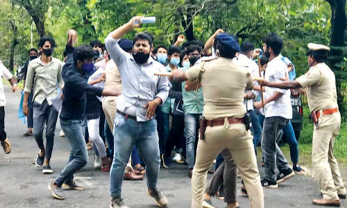 ദേശീയ വിദ്യാഭ്യാസ നയ ശിൽപശാല വേദിയിലേക്ക് മാർച്ച്