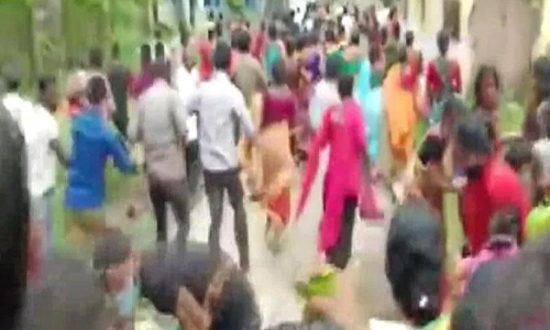 വാക്‌സിനെടുക്കാന്‍ തടിച്ചുകൂടിയത്​ രണ്ടായിരത്തോളം പേർ; പശ്ചിമ ബംഗാളില്‍ ഇരുപതിലധികം പേര്‍ക്ക് പരിക്ക്