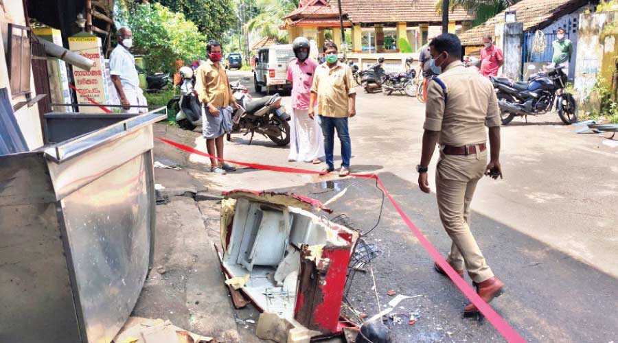 ചായക്കടയിലെ സ്ഫോടനത്തിൽ ദുരൂഹത; കാരണം കണ്ടെത്താനായില്ല ചായക്കടയിലെ സ്ഫോടനത്തിൽ ദുരൂഹത; കാരണം കണ്ടെത്താനായില്ല