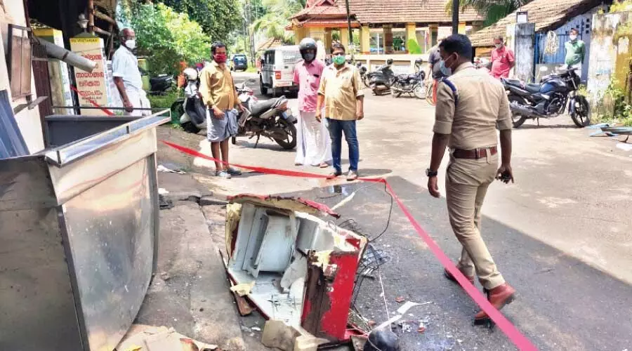 ചാ​യ​ക്ക​ട​​യി​ലെ സ്‌​ഫോ​ട​ന​ത്തി​ൽ ദു​രൂ​ഹ​ത; കാ​ര​ണം ക​ണ്ടെ​ത്താ​നാ​യി​ല്ല