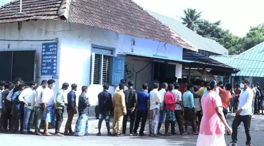 വാക്സിനെടുക്കാൻ തിക്കും തിരക്കും; ആശുപത്രിയിൽ കൈയാങ്കളി വാക്സിനെടുക്കാൻ തിക്കും തിരക്കും; ആശുപത്രിയിൽ കൈയാങ്കളി