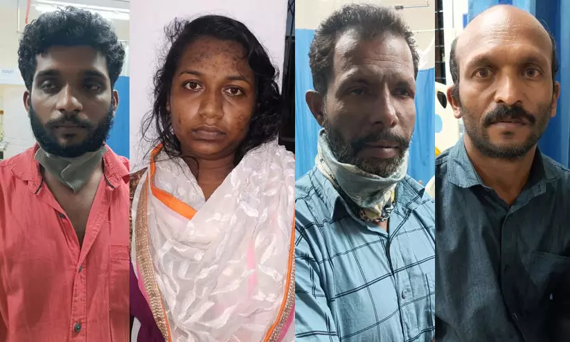 മുക്കുപണ്ടം പണയം വെച്ച് തട്ടിപ്പ് നടത്തിയ സംഭവത്തില് യുവതി ഉൾപ്പെടെ നാലു പേര് അറസ്റ്റില് മുക്കുപണ്ടം പണയം വെച്ച് തട്ടിപ്പ് നടത്തിയ സംഭവത്തില് യുവതി ഉൾപ്പെടെ നാലു പേര് അറസ്റ്റില്