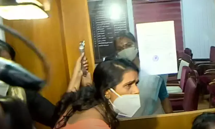 ഓണസമ്മാന വിവാദം: തൃക്കാക്കര നഗരസഭ കാര്യാലയത്തിൽ സംഘർഷാവസ്ഥ ഓണസമ്മാന വിവാദം: തൃക്കാക്കര നഗരസഭ കാര്യാലയത്തിൽ സംഘർഷാവസ്ഥ