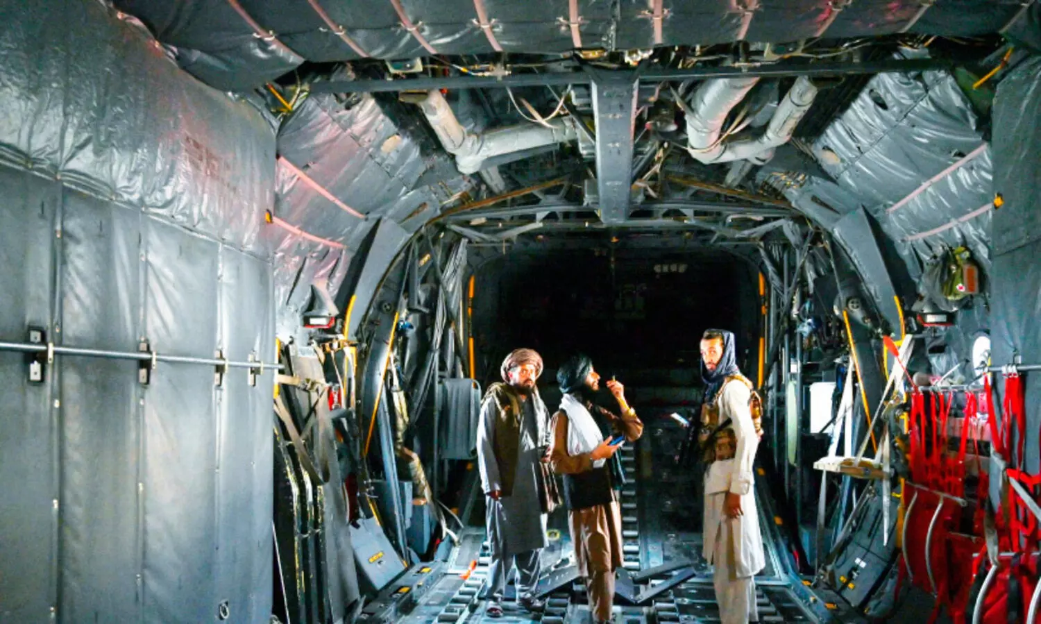 അധിനിവേശത്തിനൊടുവിൽ അമേരിക്ക മടങ്ങുമ്പോൾ...