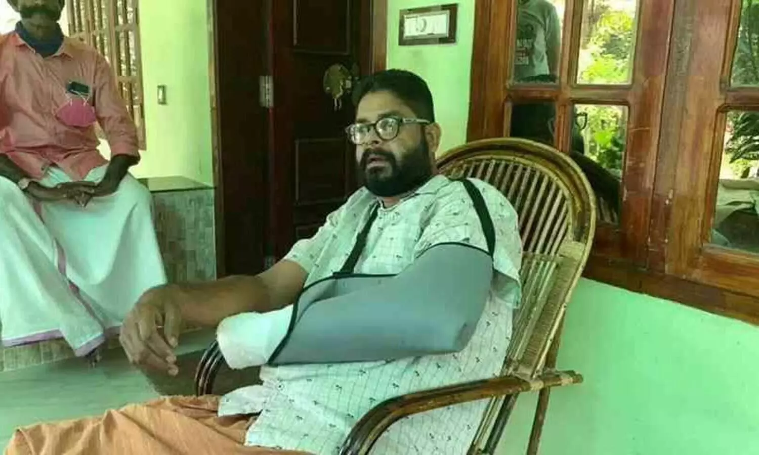 സി.പി.എം പുറത്താക്കിയ ബ്രാഞ്ച് സെക്രട്ടറിയെ മുളകുവെള്ളം സ്​പ്രേ ചെയ്​ത്​​ കൈകാലുകൾ അടിച്ചൊടിച്ചു