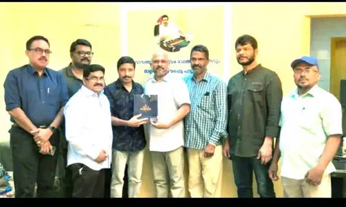 ക​ലാ​കാ​ര​ൻ ഷാ​ജ​ൽ അ​ടി​വാ​ര​ത്തി​ന്​ യാ​ത്ര​യ​യ​പ്പ് ന​ൽ​കി