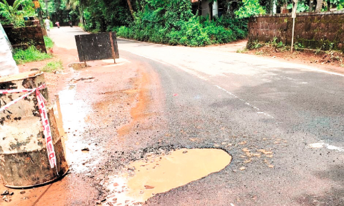 മൂ​ന്നു​മാ​സം മു​മ്പ് ന​വീ​ക​രി​ച്ച വെ​ന്നി​യൂ​ര്‍ –താ​നൂ​ര്‍ റോ​ഡ്​ ത​ക​ര്‍ന്നു