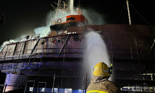 റാസൽഖൈമ ജസീറ തുറമുഖത്ത് കപ്പലില്‍ വന്‍ തീപിടിത്തം