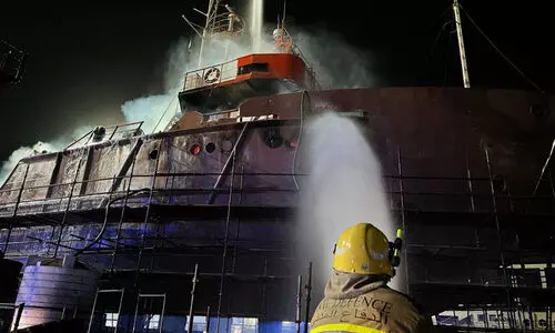 റാസൽഖൈമ ജസീറ തുറമുഖത്ത് കപ്പലില്‍ വന്‍ തീപിടിത്തം