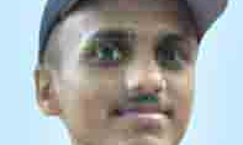 വാ​ഹ​ന​ങ്ങ​ൾ​ക്കി​ട​യി​ൽ​പെ​ട്ട് സ്കൂ​ട്ട​ർ യാ​ത്രി​ക​ൻ മ​രി​ച്ചു