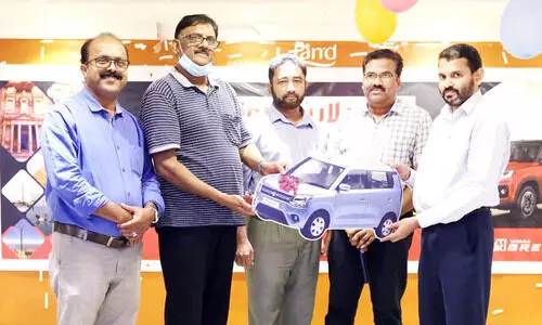 ഹെ​ൽ​പ്​​ ലൈ​ൻ പ്ര​വാ​സി വെ​ൽ​െ​ഫ​യ​ർ പ​ദ്ധ​തി വി​ജ​യി​ക​ൾ​ക്ക്​ സ​മ്മാ​നം വി​ത​ര​ണം ചെ​യ്തു