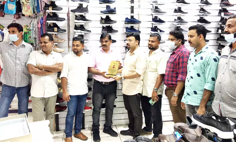 മാ​ട്ടാ​യി​ൽ ഗ​ഫൂ​റി​ന് നെ​ല്ലി​ക്കു​ത്ത് കെ.​എം.​സി.​സി യാ​ത്ര​യ​യ​പ്പ് ന​ൽ​കി