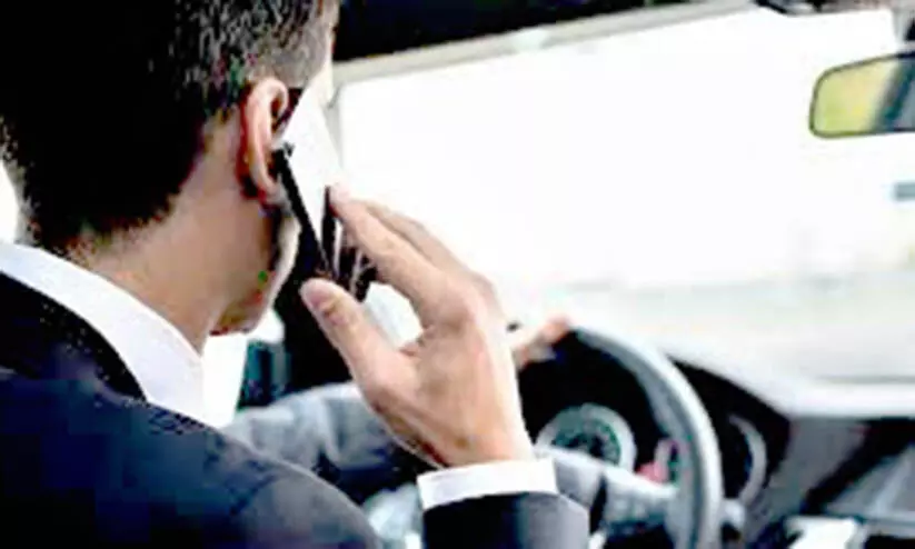 അപകടങ്ങൾക്ക് കാരണം മൊബൈൽ ഫോൺ ഉപയോഗം അപകടങ്ങൾക്ക് കാരണം മൊബൈൽ ഫോൺ ഉപയോഗം