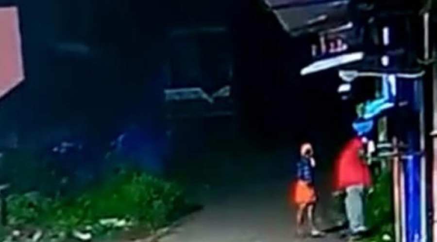 ആയിരംതെങ്ങിലെ തീപിടിത്തം: തീ കത്തിക്കുന്നതിൻെറ ദൃശ്യങ്ങൾ പുറത്ത് ആയിരംതെങ്ങിലെ തീപിടിത്തം: തീ കത്തിക്കുന്നതിൻെറ ദൃശ്യങ്ങൾ പുറത്ത്