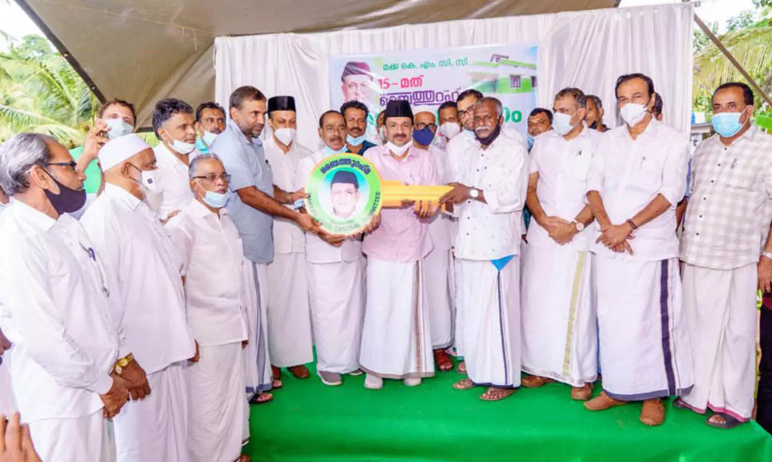 ഭി​ന്ന ശേ​ഷി​ക്കാ​ര​ൻ ഇ​നി കാ​രു​ണ്യ ത​ണ​ലി​ൽ; മ​ക്ക കെ.​എം.​സി.​സി ബൈ​ത്തു​റ​ഹ്മ കൈ​മാ​റി