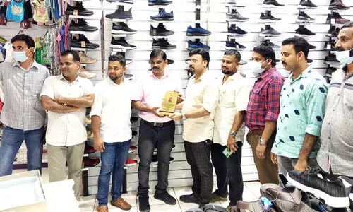 മാ​ട്ടാ​യി​ൽ ഗ​ഫൂ​റി​ന് നെ​ല്ലി​ക്കു​ത്ത് കെ.​എം.​സി.​സി യാ​ത്ര​യ​യ​പ്പ് ന​ൽ​കി