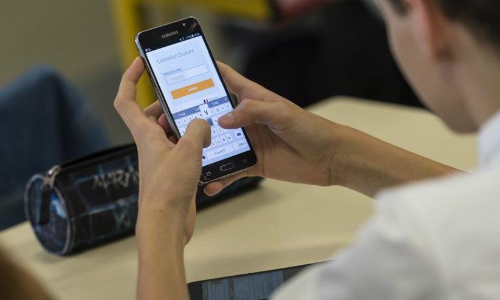 സ്​​കൂ​ളു​ക​ളി​ൽ മൊ​ബൈ​ൽ ഫോ​ൺ ഉ​പ​യോ​ഗ​ത്തി​ന്​ വി​ല​ക്ക്​