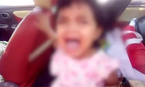 പൊലീസിന്‍റെ കണ്ണില്ലാ ക്രൂരത വീണ്ടും; നിലവിളിച്ച്​ കരയുന്ന മൂന്നുവയസുകാരിയെ കാറിൽ പൂട്ടിയിട്ട ദൃശ്യങ്ങൾ പുറത്ത്​